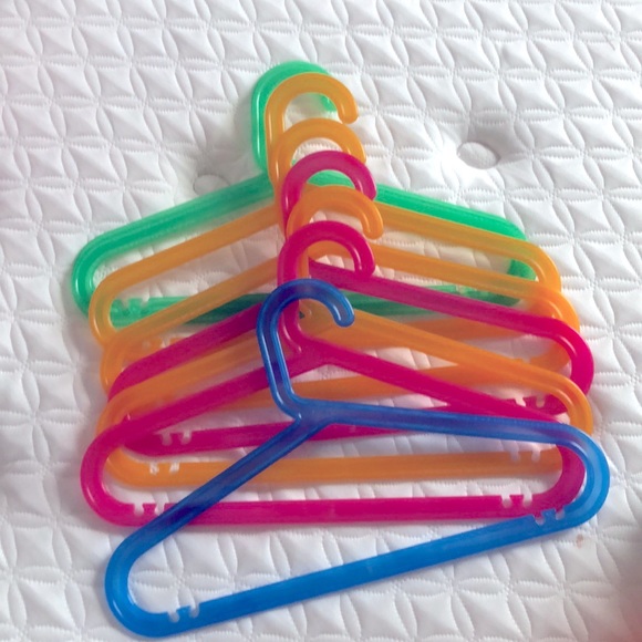 🐝5/$25🐝 set of kid’s colorful plastic hangers - Picture 1 of 2